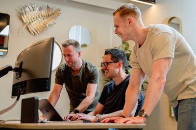 Collega's kijken naar scherm